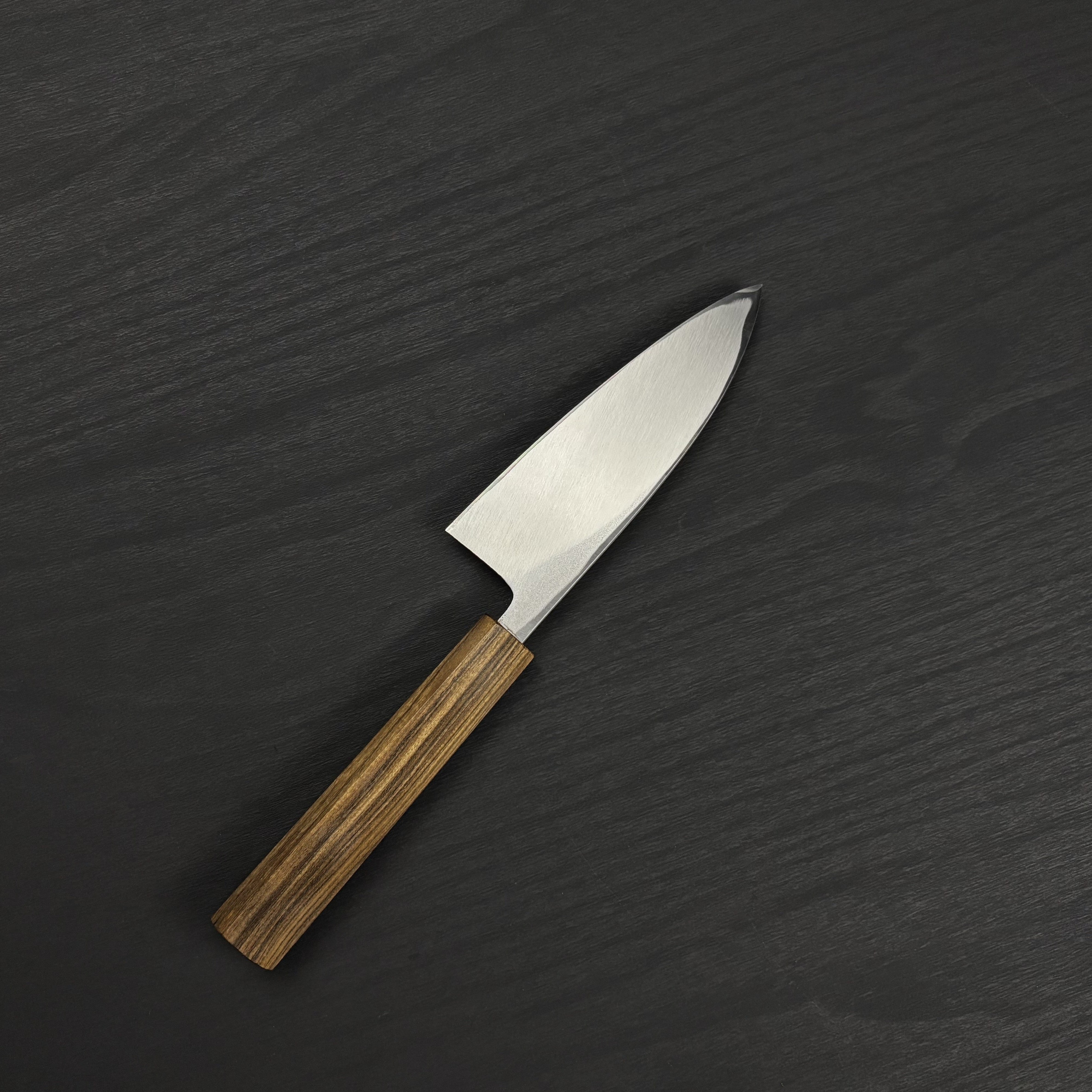 SK鋼ボカシ仕上　出刃135mm　灰檀一体型